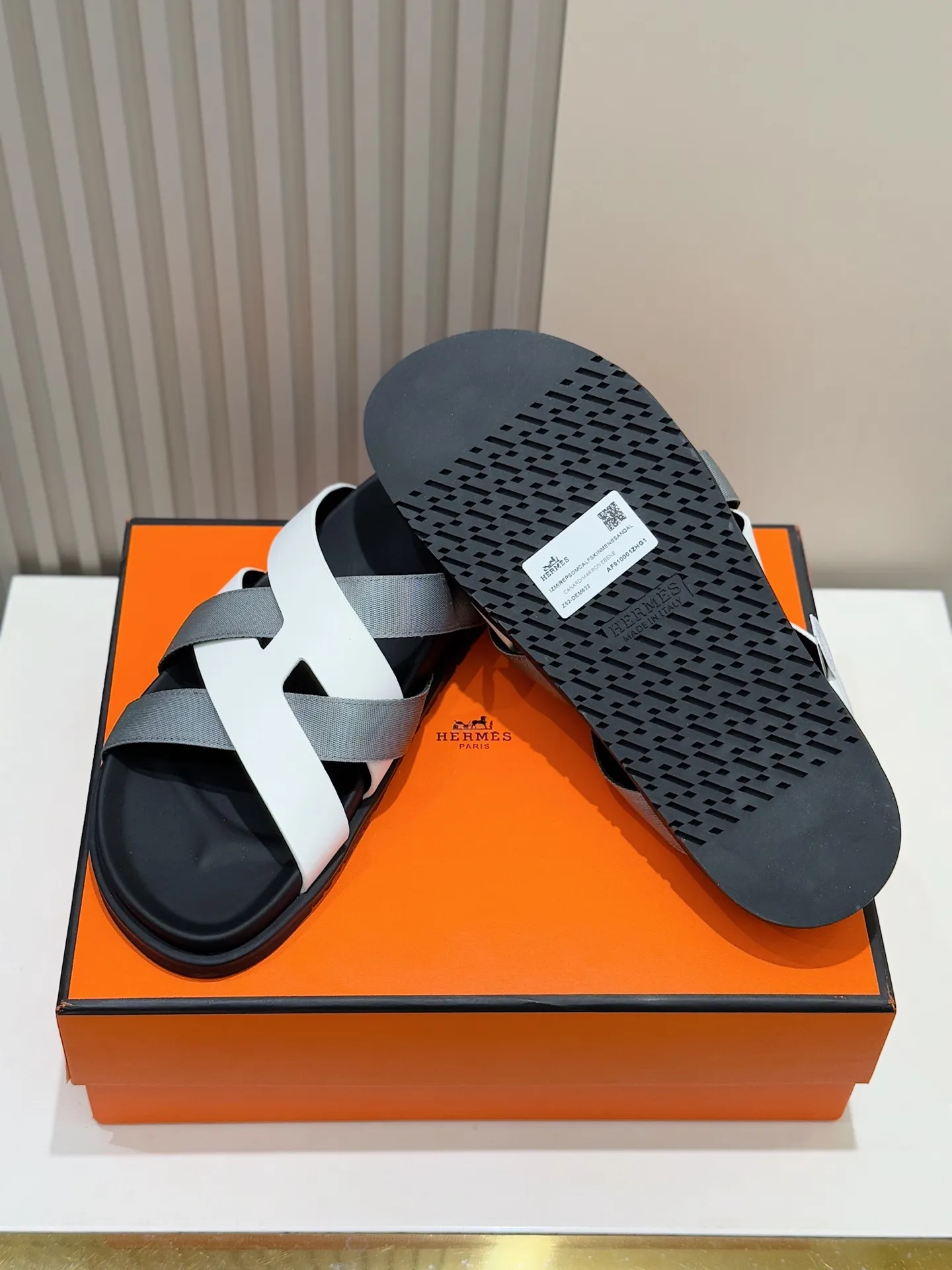 p300💰Men's Shoes Hermes Men's Kazimir Slippers - Top quality woven calfskin functional sandals with an intertwined upper inspired by the "H" iconic pattern to create a casual look, perfect for summer. Imported cowhide + cowhide lining + rubber outsole Size: 39-44 (customized at 38.45.46)
